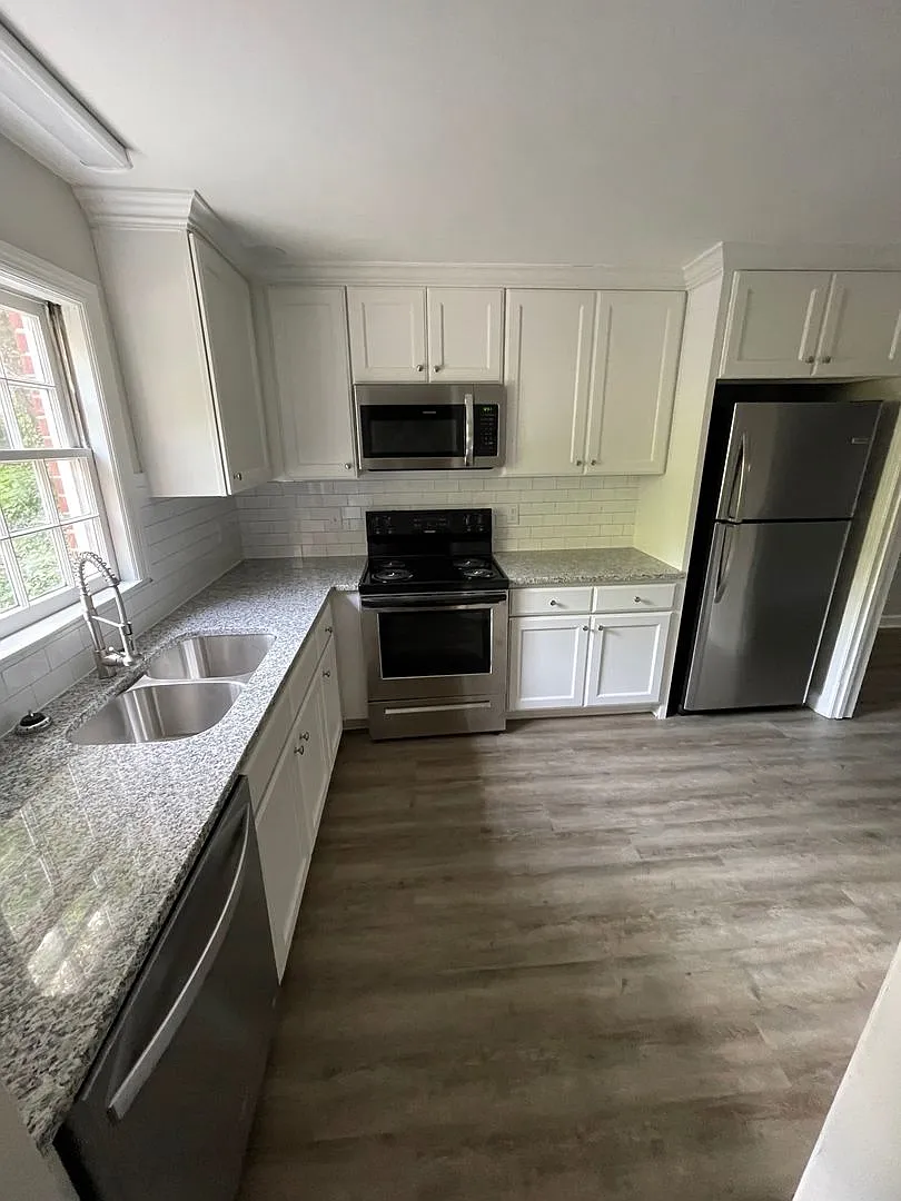 Jamestowne Apartments | 1415 Clover Street Apt B-2 — Photo 2