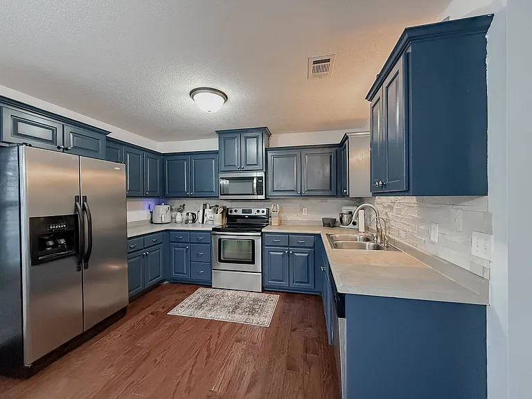 151 Manchester Ct — Photo 3