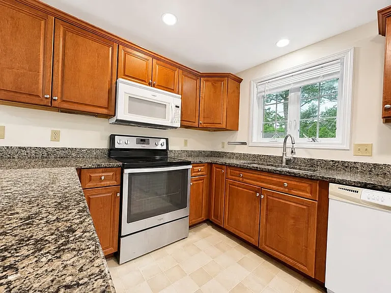 8 Pebble Ln — Photo 31