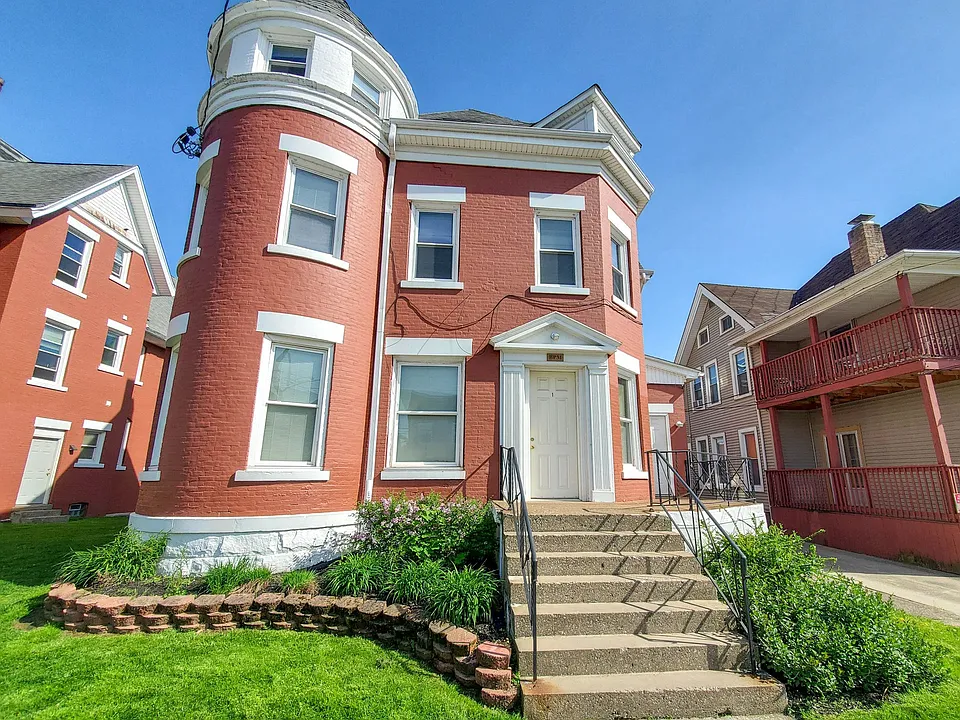 301 W 8th St
