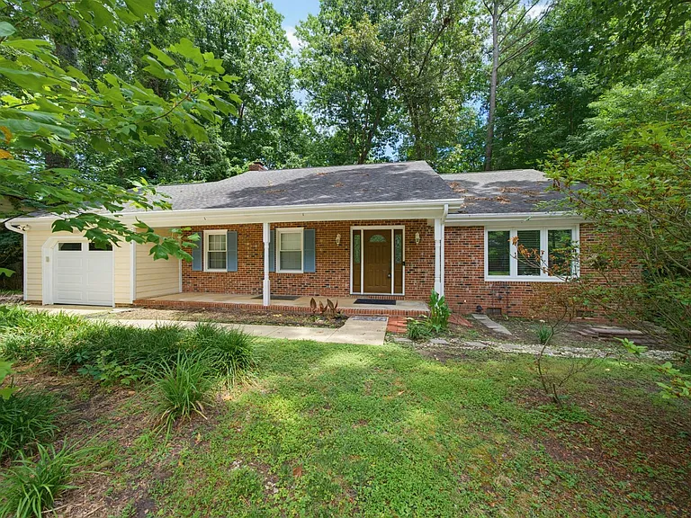 1003 Manchester Dr — Photo 3