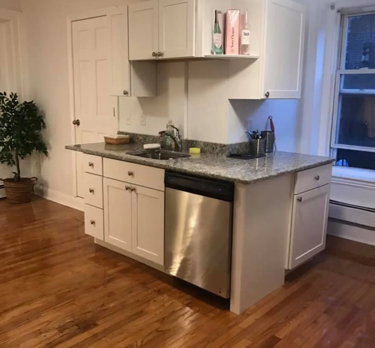 3 bed, 999 sqft, $5,000 — Photo 3