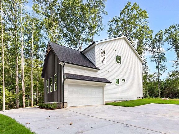 3rd image of 712 Oaks Lane Rd