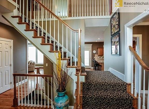 Split Staircase w/Designer Carpet!