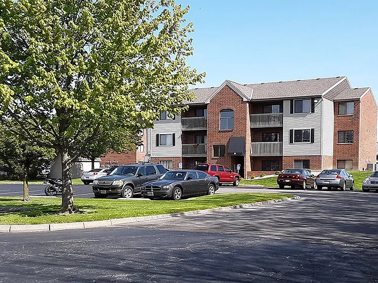 HUNTERS OAK APARTMENTS — Photo 1