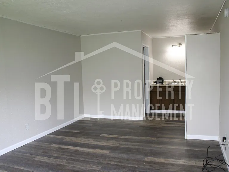 208 S Old County Rd — Photo 3