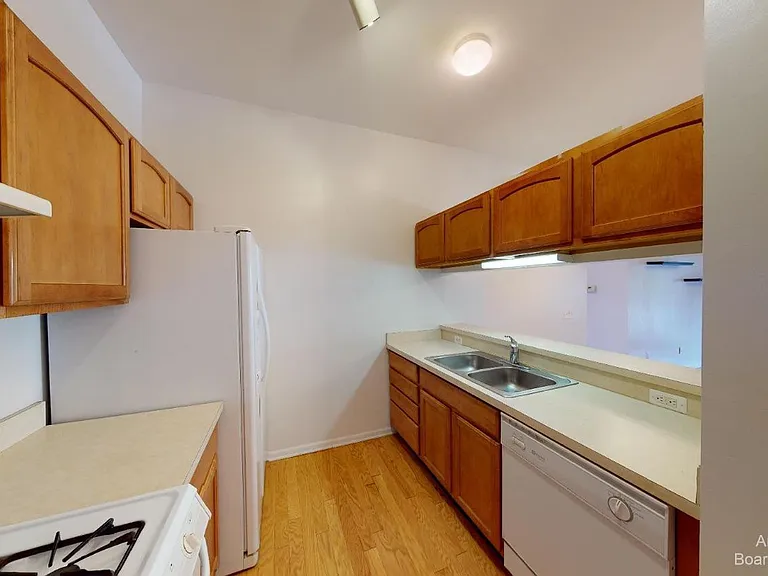 2795 S Knightsbridge Cir — Photo 2