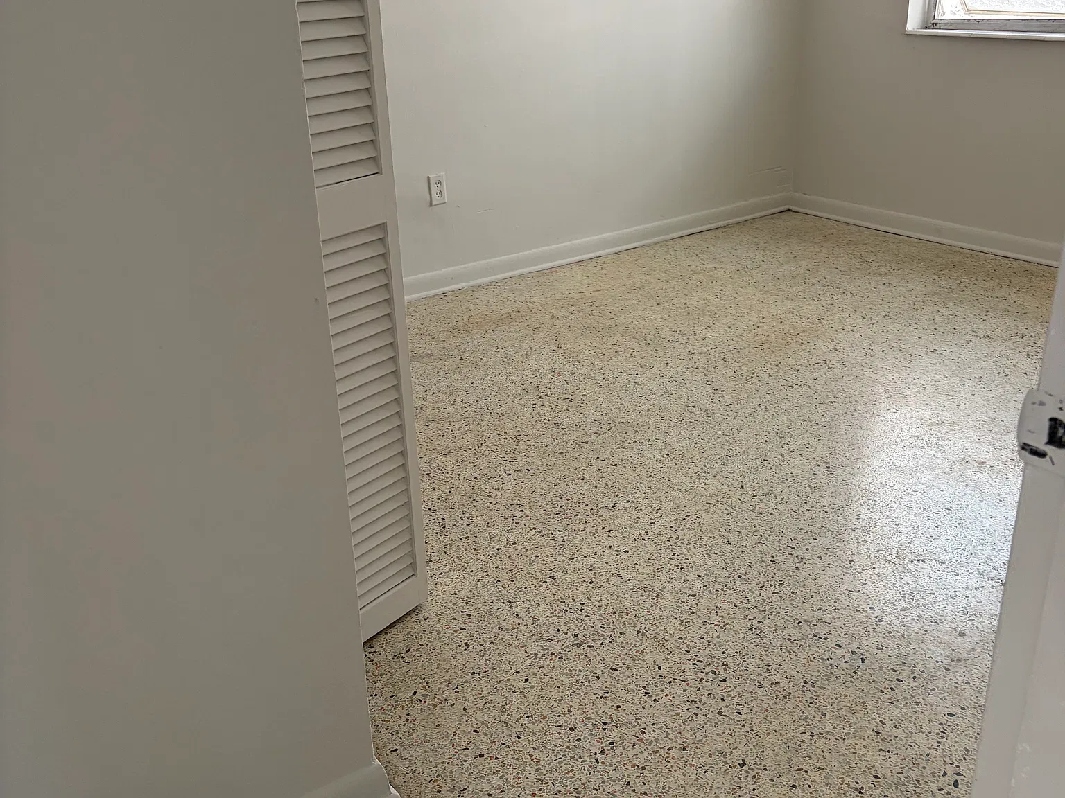 529 SW 6th St — Photo 3
