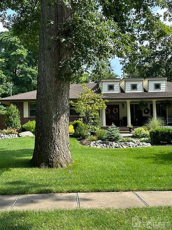 46 Clarendon Ct photo 1