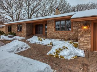 2103 Pin Oak Dr, Eagan, MN 55122