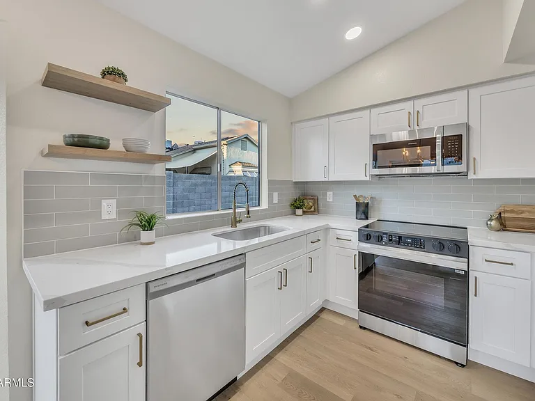 8830 W Saint John Rd — Photo 11