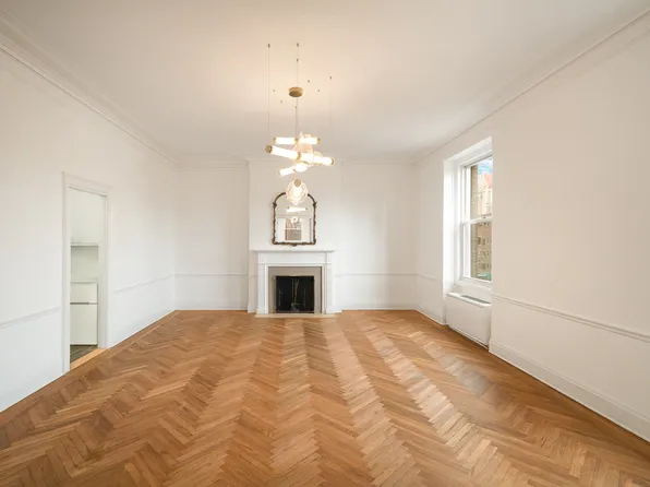 550 Park Avenue image 7 of 26