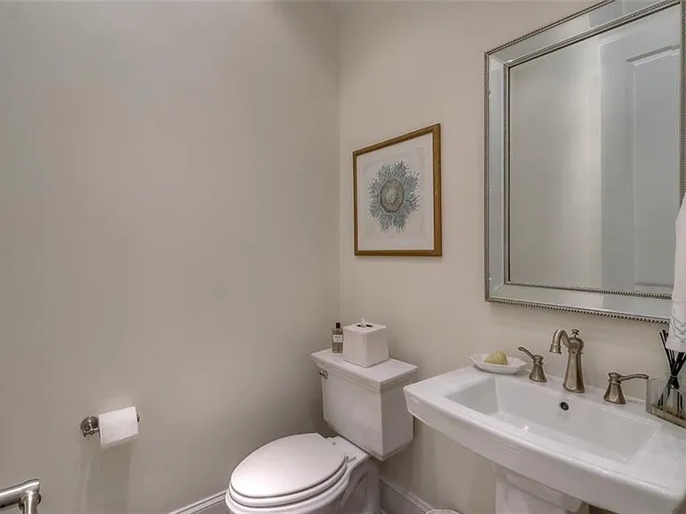 1317 Dover Cir NE — Photo 17