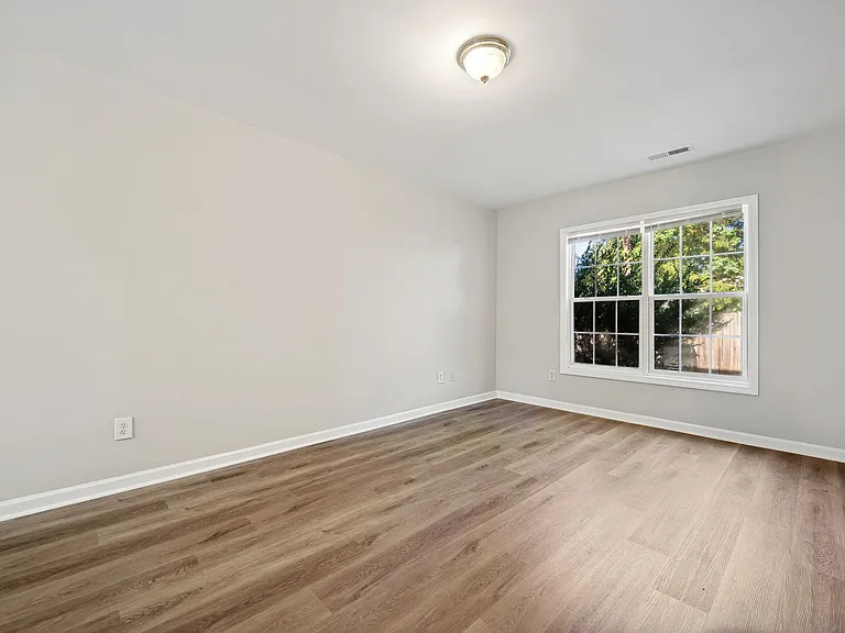 1140 Drew St — Photo 7
