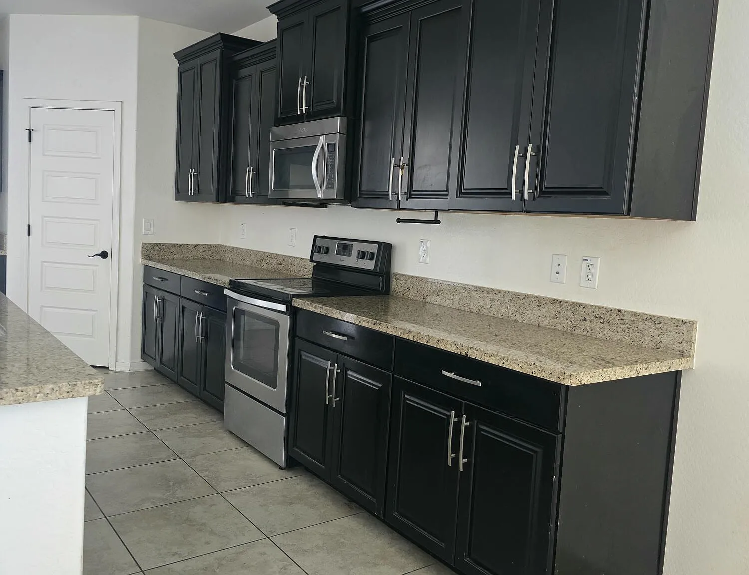 3 bed, 2.0 bath, 1785 sqft, $2,045 — Photo 2