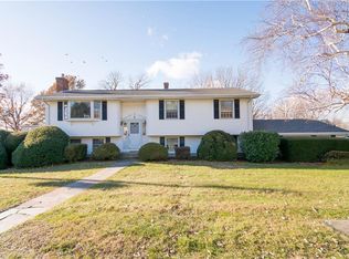 2 Pocahontas Dr, Middletown, RI 02842