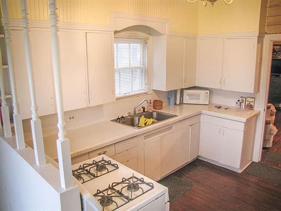 4th image of 405 W Avenue B