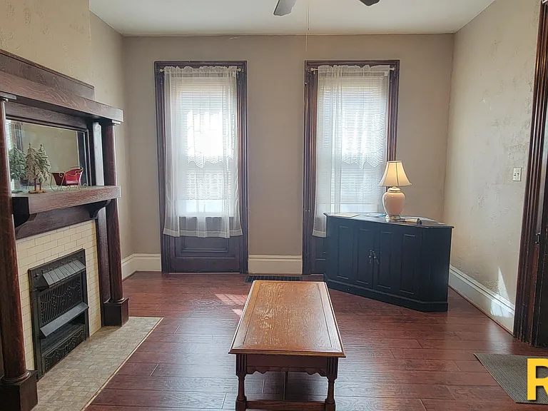 2323 Sarah St — Photo 6