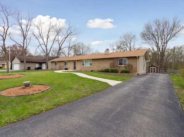 911 Crystal Dr, Machesney Park, IL 61115