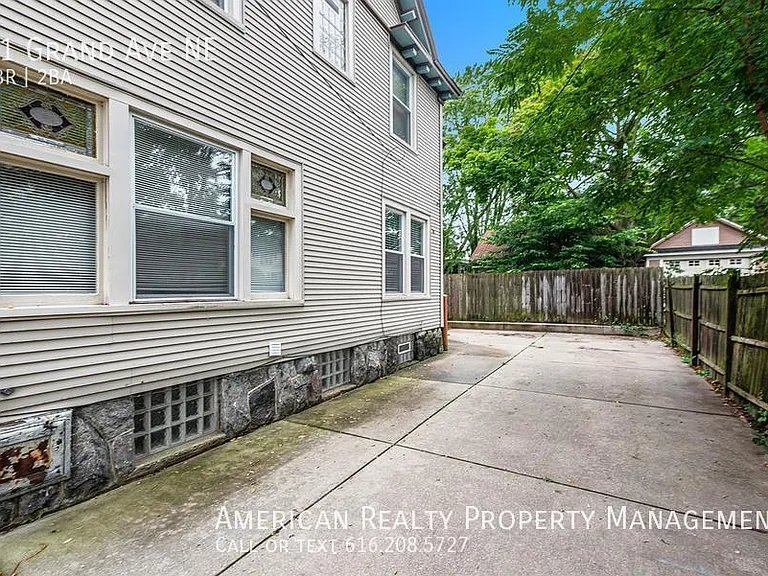 61 Grand Ave NE — Photo 24