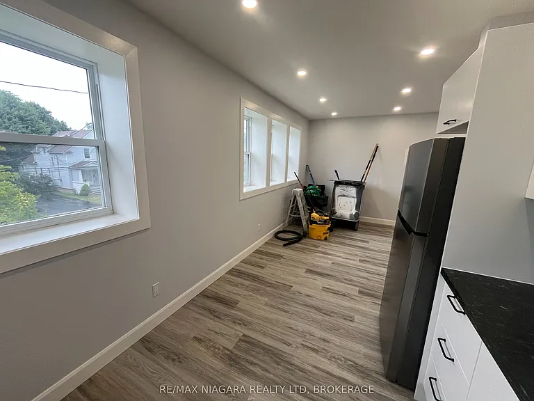 243 Dufferin St #UPPER FRONT — Photo 3