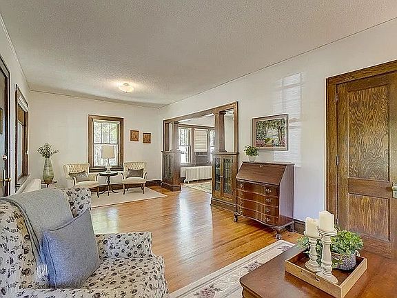 4th image of 400 Leaf St