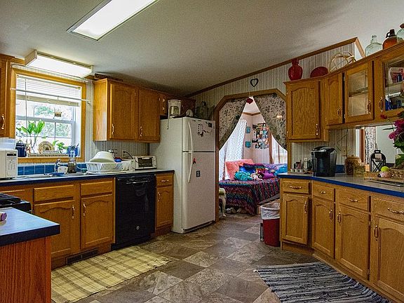 5th image of 74 Downs Ave