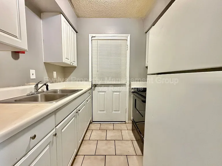 4651 Royal Ridge Dr #8 — Photo 4