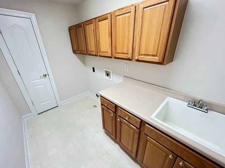 1006 Goldenview Ct — Photo 16