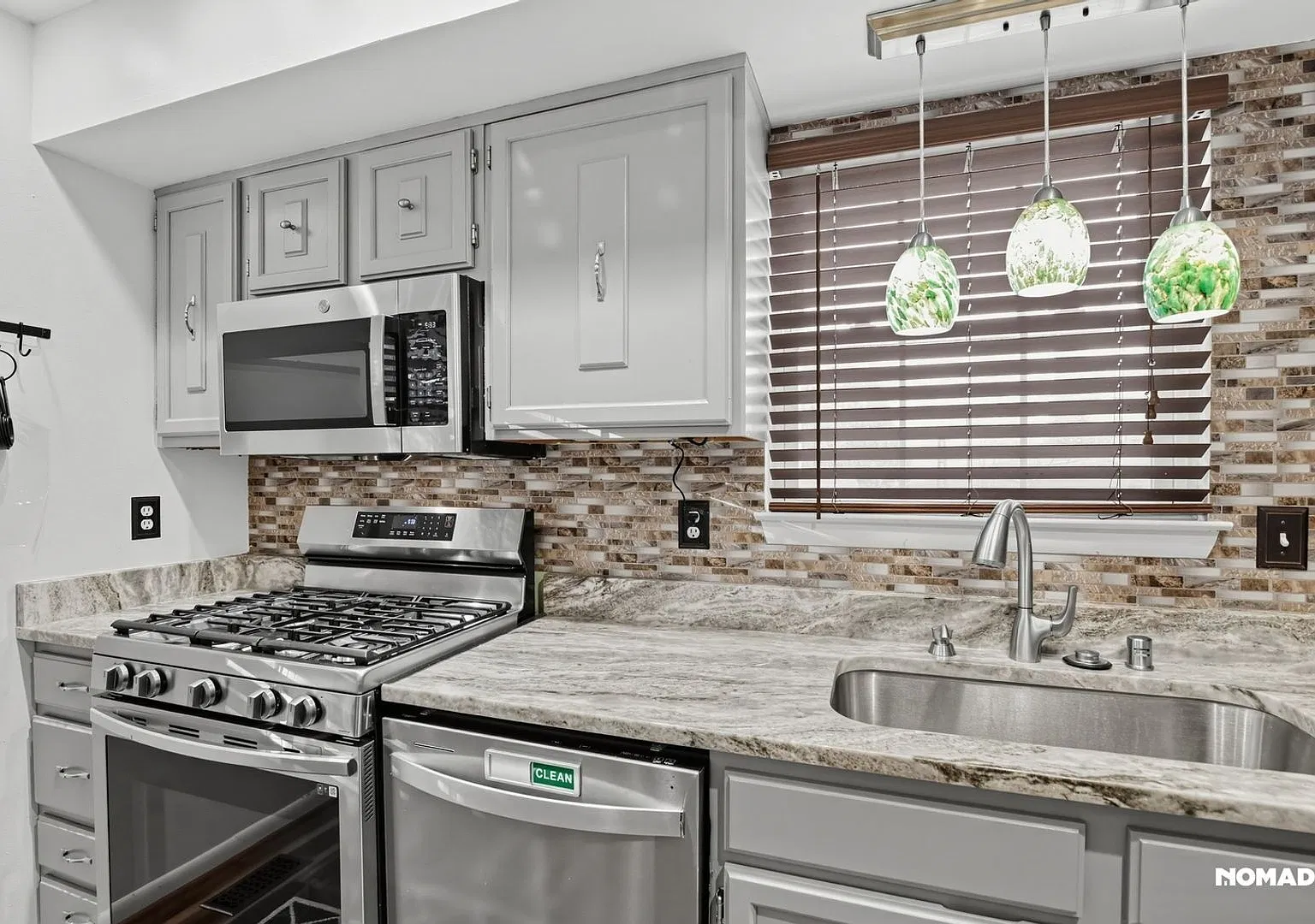 Charming 3BR Townhome in Woodbridge — Photo 4