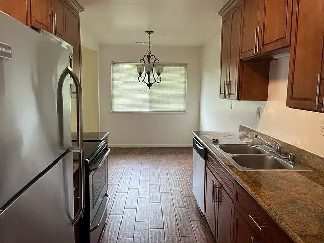 2031 Ascot Dr #4 — Photo 2