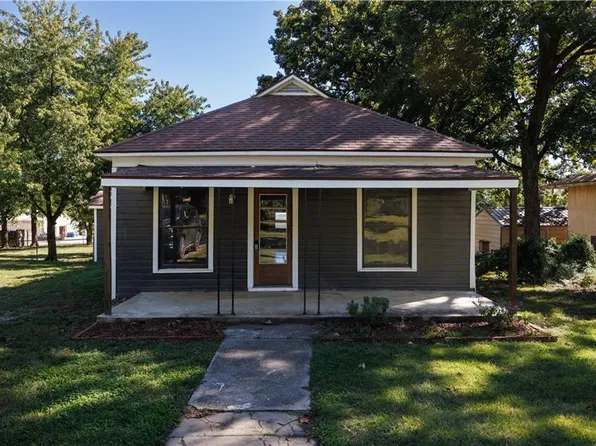 320 S 8th St, Fredonia, KS 66736