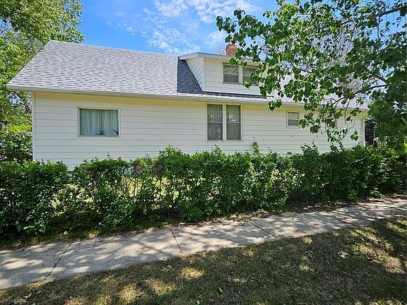 4th image of 402 Saskatchewan Ave