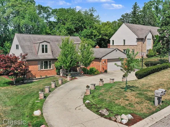 4590 Pine Village Dr, West Bloomfield, MI 48323