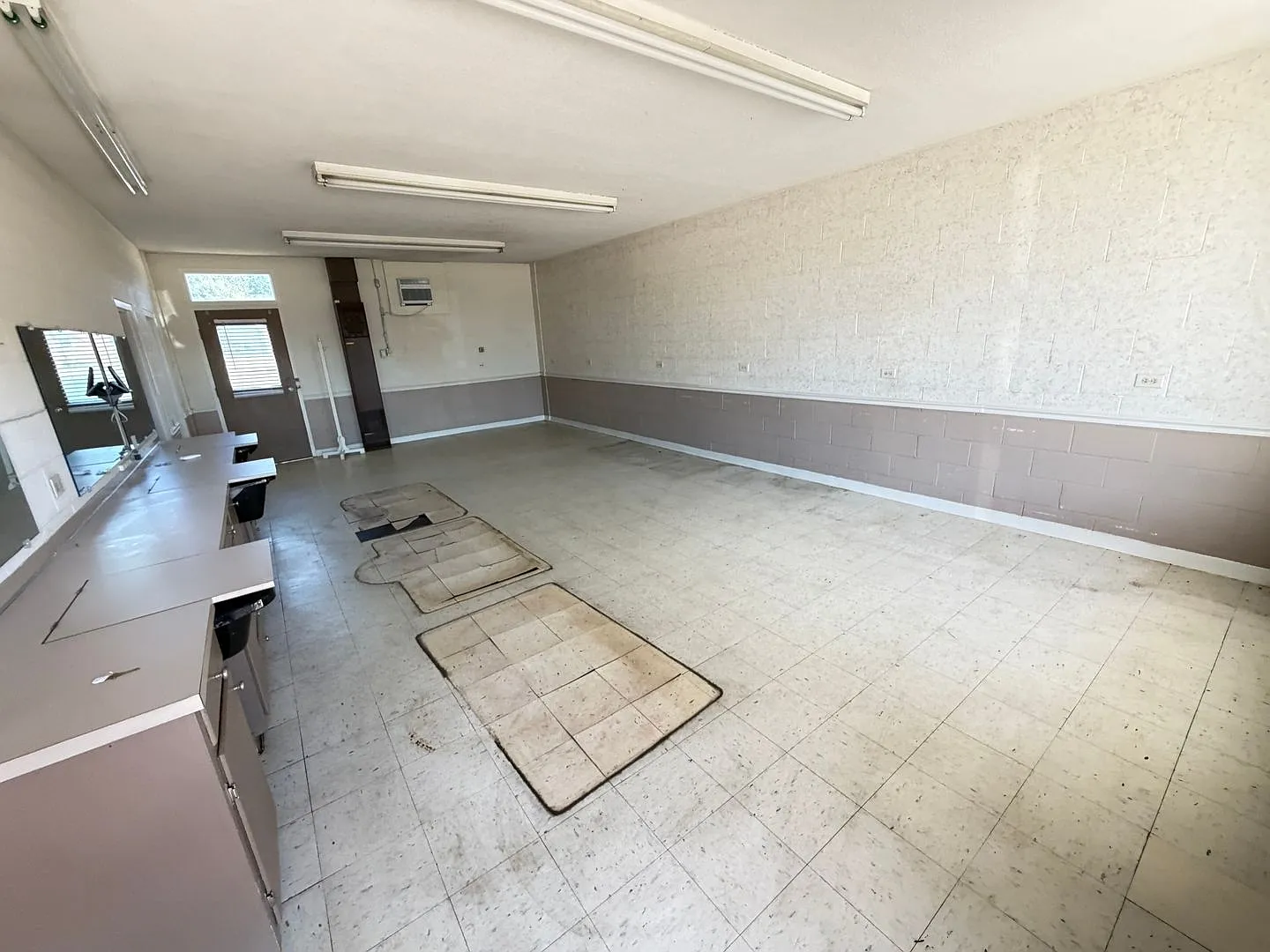 Beauty Salon/Retail Space For Rent — Photo 3