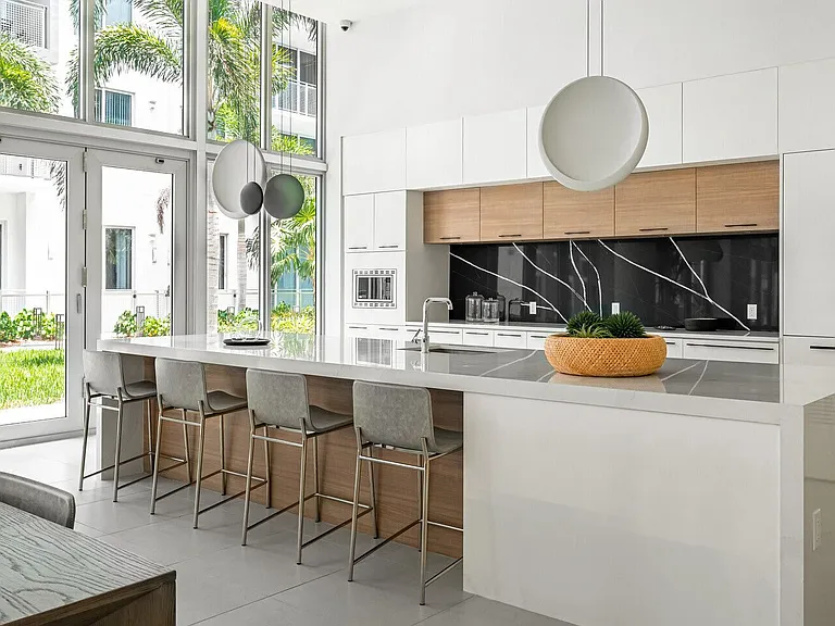 Avery Dania Pointe Apartments — Photo 12