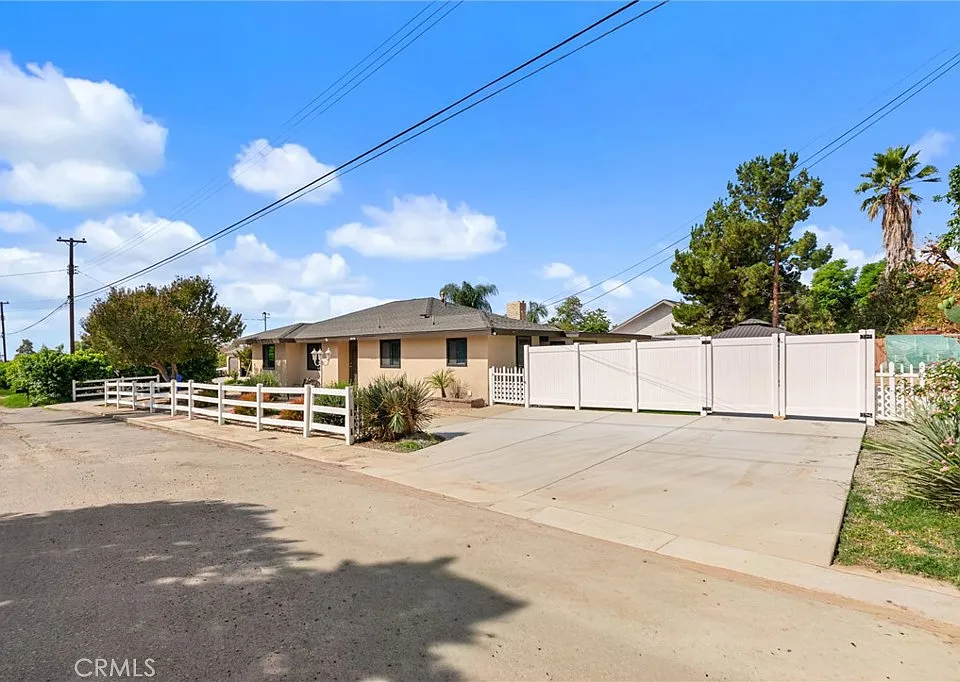 7420 Ivy Ln