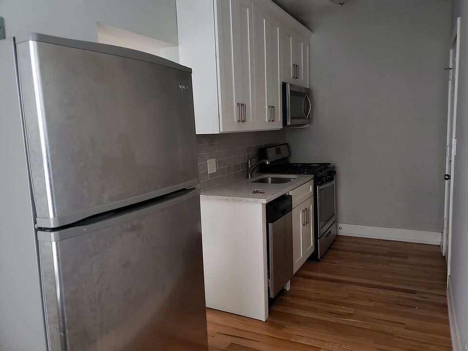 2nd image of 824 W Cuyler Ave #312