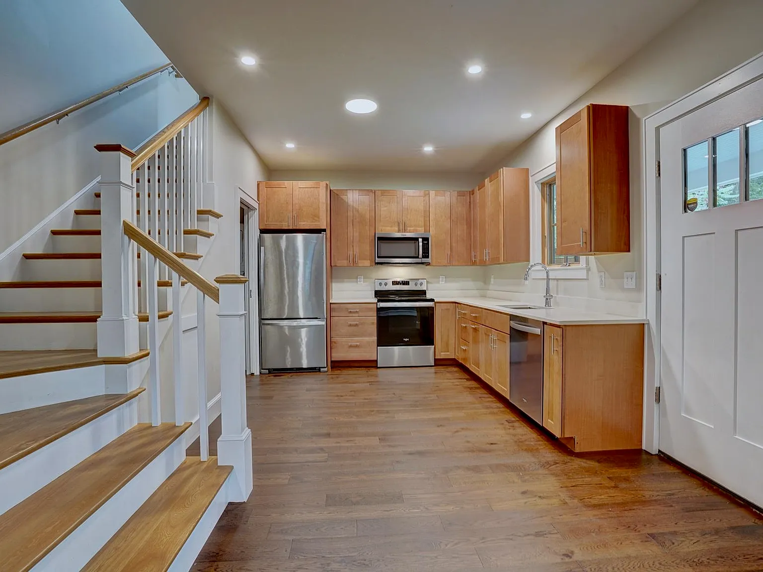 2 bed, 2.0 bath, 1200 sqft, $3,500 — Photo 2