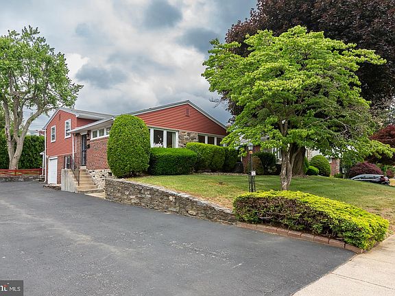 2nd image of 122 Greenbriar Ln
