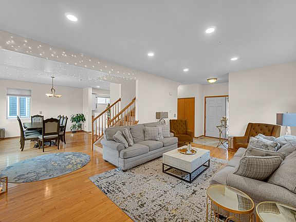 3rd image of 3702 Adesso Ln