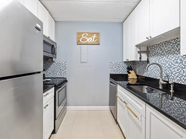 10 Foster St APT 306, Wakefield, MA 01880
