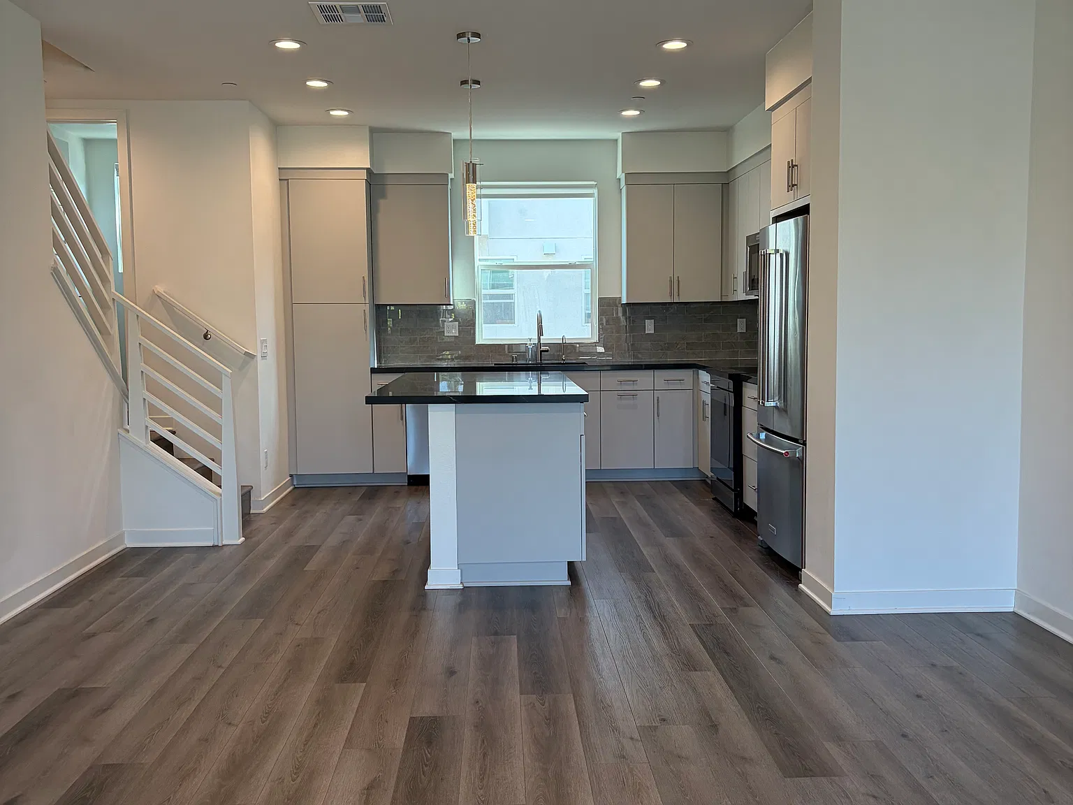 3 bed, 3.5 bath, 1618 sqft, $5,250 — Photo 3
