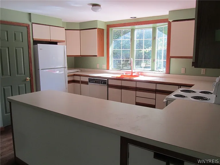 1028 E Main St — Photo 3