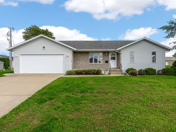 506 3rd Ave, Newhall, IA 52315