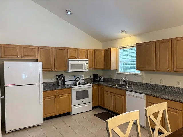 3 bed, 1348 sqft, $2,250 — Photo 2