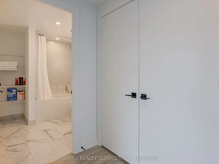 327 King St W #4106 — Photo 35