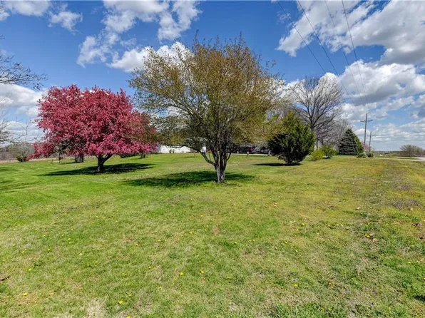 8620 County Road Z Rd, Dearborn, MO 64439