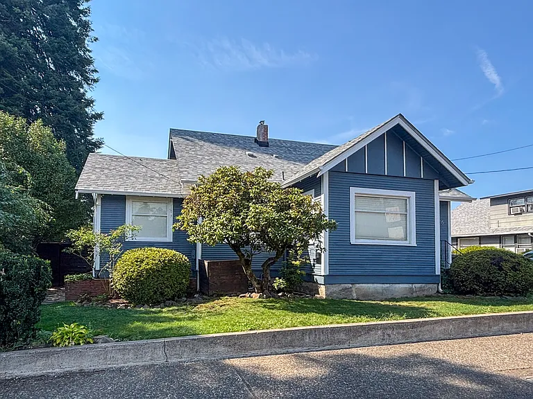 235 SE Lechner St — Photo 1