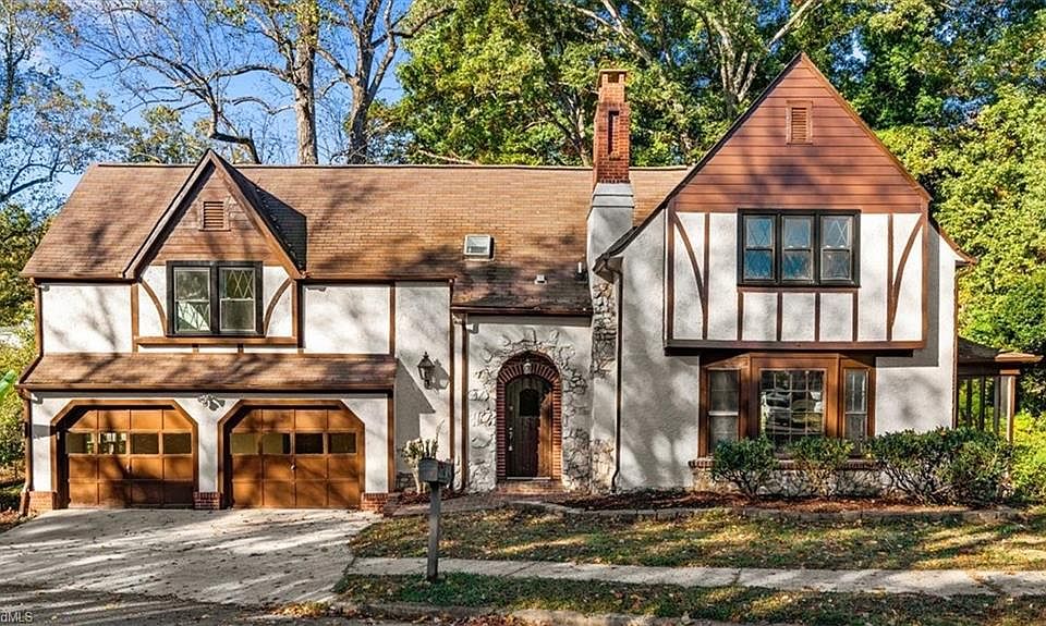 1st image of 210 Oakwood Dr